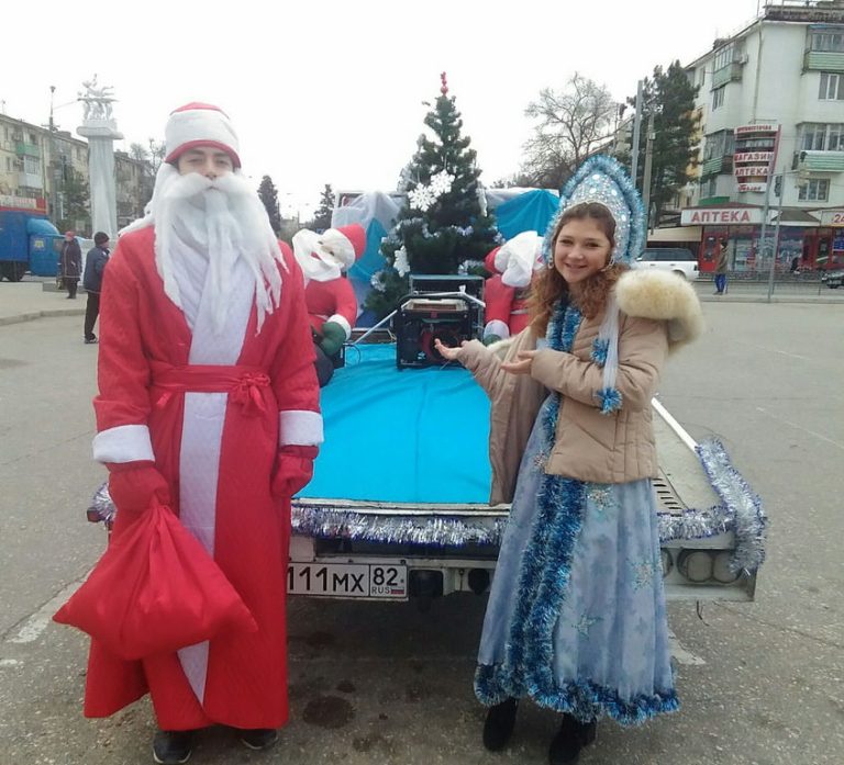 Подробнее о статье В Евпатории прошел ежегодный фестиваль «Санта-Клаус отдыхает, на арене дед Мороз».